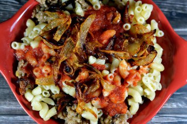 Mısır mutfağı, Koshary Mısır 'ın ulusal yemeği ve üzerine baharatlı domates sosu, sarımsak sirkesi ve kızarmış soğan karıştırılmış pirinç, makarna ve mercimeklerden oluşan popüler sokak yemekleri.