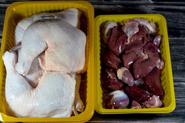 Çiğ tavuk budu but but but but kalça deri ve kemikler taze pişmemiş tavuk ciğerleri, bağırsaklar ve kalpler taze ciğer, taşlık ve protein dolu tavuk kalbi.