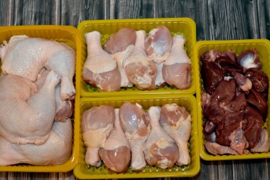 Taze çiğ tavuk budu but but but but but but kıç çeyrek ve pişmemiş tavuk ciğeri, bağırsaklar ve kalpler taze ciğer seçici odak noktası, taşlık ve protein dolu tavuk kalbi