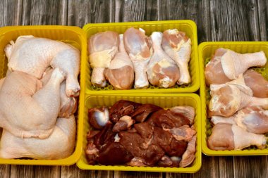 Taze çiğ tavuk budu but but but but but but kıç çeyrek ve pişmemiş tavuk ciğeri, bağırsaklar ve kalpler taze ciğer seçici odak noktası, taşlık ve protein dolu tavuk kalbi