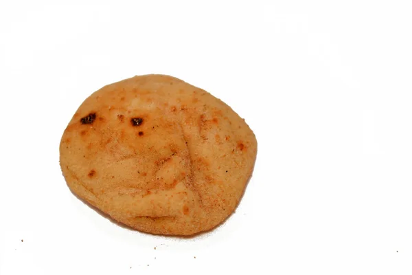 由面粉 盐和水混合制成的小型传统埃及扁平面包 配以麦麸和面粉 小艾什 巴拉迪或在酷热的烤炉中烘烤的小面包 — 图库照片