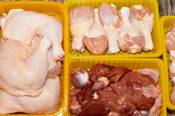 Taze çiğ tavuk budu but but but but but but kıç çeyrek ve pişmemiş tavuk ciğeri, bağırsaklar ve kalpler taze ciğer seçici odak noktası, taşlık ve protein dolu tavuk kalbi