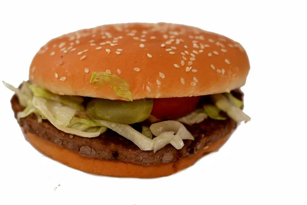 바삭바삭 도마도 절임을 햄버거 샌드위치 소스가 햄버거 샌드위치 — 스톡 사진