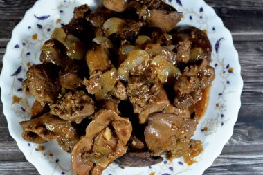 Pişmiş tavuk ciğeri, bağırsaklar ve kalpler, taze ciğer seçici odak noktası, taşlık ve protein dolu tavuk kalbi sarı tek kullanımlık tabakta, tavuk parçaları protein mutfağı