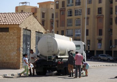 Kahire, Mısır, 15 Mayıs 2023: Kırık boru hatları onarılana kadar içme suyu teslimatı yapan her alanda temiz su taşıyan bir su tankeri aracı acil servis olarak kullanıldı