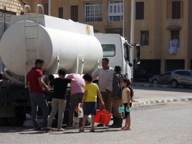 Kahire, Mısır, 15 Mayıs 2023: Kırık boru hatları onarılana kadar içme suyu teslimatı yapan her alanda temiz su taşıyan bir su tankeri aracı acil servis olarak kullanıldı