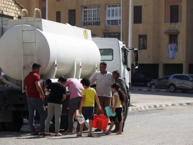 Kahire, Mısır, 15 Mayıs 2023: Kırık boru hatları onarılana kadar içme suyu teslimatı yapan her alanda temiz su taşıyan bir su tankeri aracı acil servis olarak kullanıldı