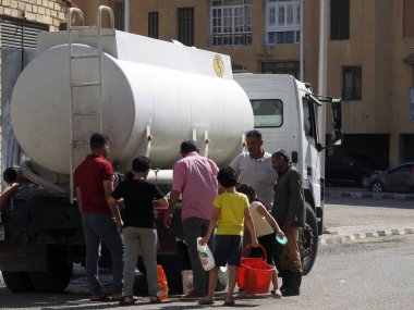 Kahire, Mısır, 15 Mayıs 2023: Kırık boru hatları onarılana kadar içme suyu teslimatı yapan her alanda temiz su taşıyan bir su tankeri aracı acil servis olarak kullanıldı