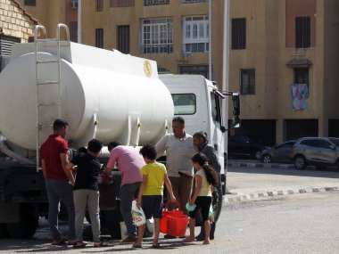 Kahire, Mısır, 15 Mayıs 2023: Kırık boru hatları onarılana kadar içme suyu teslimatı yapan her alanda temiz su taşıyan bir su tankeri aracı acil servis olarak kullanıldı