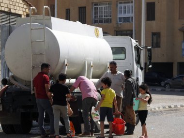 Kahire, Mısır, 15 Mayıs 2023: Kırık boru hatları onarılana kadar içme suyu teslimatı yapan her alanda temiz su taşıyan bir su tankeri aracı acil servis olarak kullanıldı