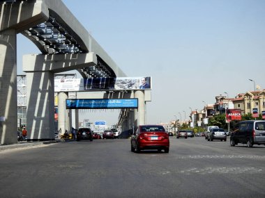 Kahire, Mısır, 10 Mayıs 2023: Yeni Kahire 'deki Baki Zaki Youssef araba tüneli, 6 Ekim 1973 savaşında suyu kullanarak Bar Lev hattını yok etme fikrini veren General Baky,