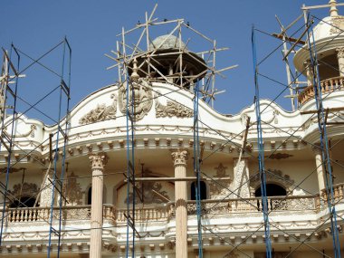 Kahire, Mısır, 10 Mayıs 2023: Yeni Kahire 'deki apartmanların dış kısımlarını boyamak ve tamamlamak için inşaat halinde olan yeni bir konut villası.