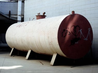 Kahire, Mısır, 13 Mayıs 2023: Bir yatay basınç aracı, gaz veya sıvıları atmosfer basıncından önemli ölçüde farklı bir basınçta tutmak için tasarlanmış bir silindir kap, seçici odaklanma