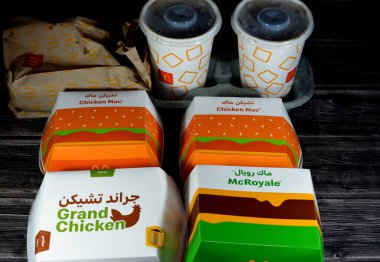 Kahire, Mısır, 15 Mayıs 2023: McDonald 's Mısır' dan fast food Mac Chicken, Mac Royale, Grand Chicken premier, McDonald 's Corporation, Amerika Birleşik Devletleri' nin çok uluslu fast food zinciri.