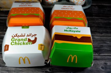 Kahire, Mısır, 15 Mayıs 2023: McDonald 's Mısır' dan fast food Mac Chicken, Mac Royale, Grand Chicken premier, McDonald 's Corporation, Amerika Birleşik Devletleri' nin çok uluslu fast food zinciri.