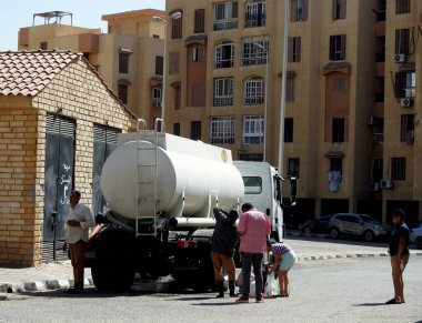Kahire, Mısır, 15 Mayıs 2023: Kırık boru hatları onarılana kadar içme suyu teslimatı yapan her alanda temiz su taşıyan bir su tankeri aracı acil servis olarak kullanıldı