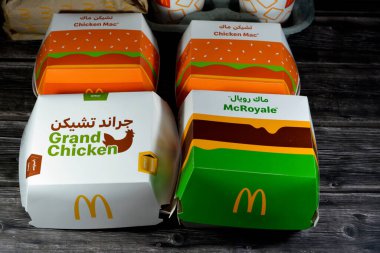 Kahire, Mısır, 15 Mayıs 2023: McDonald 's Mısır' dan fast food Mac Chicken, Mac Royale, Grand Chicken premier, McDonald 's Corporation, Amerika Birleşik Devletleri' nin çok uluslu fast food zinciri.