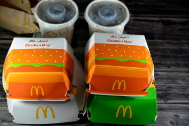 Kahire, Mısır, 15 Mayıs 2023: McDonald 's Mısır' dan fast food Mac Chicken, Mac Royale, Grand Chicken premier, McDonald 's Corporation, Amerika Birleşik Devletleri' nin çok uluslu fast food zinciri.