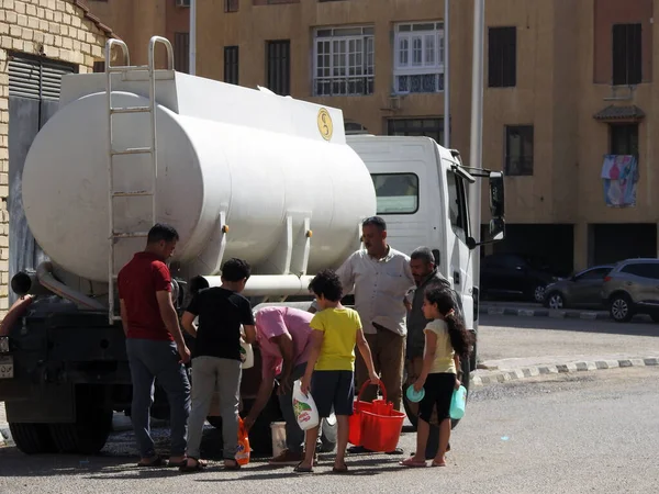 Kahire, Mısır, 15 Mayıs 2023: Kırık boru hatları onarılana kadar içme suyu teslimatı yapan her alanda temiz su taşıyan bir su tankeri aracı acil servis olarak kullanıldı