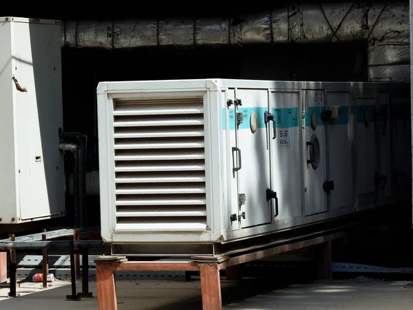2023年5月13日 埃及开罗 装有压缩机 冷却器 通风和冷却系统的空调系统的外部单元 空气过滤和控制系统的选择性焦点 — 图库照片
