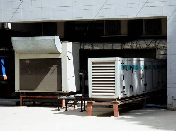 2023年5月13日 埃及开罗 装有压缩机 冷却器 通风和冷却系统的空调系统的外部单元 空气过滤和控制系统的选择性焦点 — 图库照片