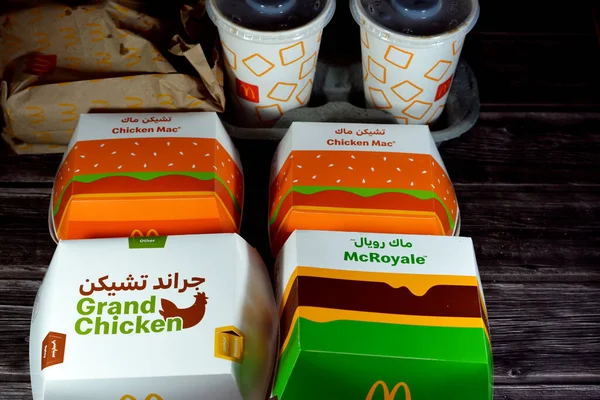 Kahire, Mısır, 15 Mayıs 2023: McDonald 's Mısır' dan fast food Mac Chicken, Mac Royale, Grand Chicken premier, McDonald 's Corporation, Amerika Birleşik Devletleri' nin çok uluslu fast food zinciri.