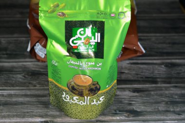 Kahire, Mısır, 18 Mayıs 2023: Abdelmaboud Kahve Kakule ile Yemen medyumu, Kahve bitkisinin öğütülmüş kahvesi ve kahve kaynağı. Kırmızı veya mor meyvenin içindeki çekirdek, seçici odak noktası.