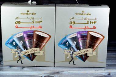 Kahire, Mısır, 17 Mayıs 2023: Wonderville 'de tuzlu karamelli, sakız aromalı ve diğer pek çok çeşnili, karamel, vanilyalı ve fıstıklı çikolata gibi tatlarla büyülü karışımlar veren bir dondurma dükkanı