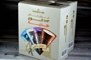 Kahire, Mısır, 17 Mayıs 2023: Wonderville 'de tuzlu karamelli, sakız aromalı ve diğer pek çok çeşnili, karamel, vanilyalı ve fıstıklı çikolata gibi tatlarla büyülü karışımlar veren bir dondurma dükkanı