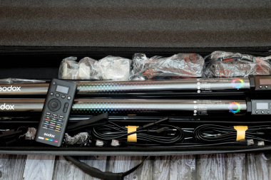 Kahire, Mısır, 18 Mayıs 2023: Godox TL60 RGB film yapımı, fotoğrafçılık ve videografi için ışık, uzaktan kumandalı RGB çubuk stili tüp fotoğraflarda yaratıcılığı artırmak ve seçici odaklanma için