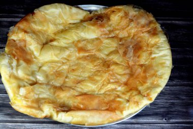 Mısırlı Feteer meshaltet, katmanlar üzerine katmanlar halinde hamur işi ve aralarında bir sürü ghee ya da tereyağı, ünlü Mısır hamur işi Mısır hamur tatlısı ve tereyağı tariflerinden biri,
