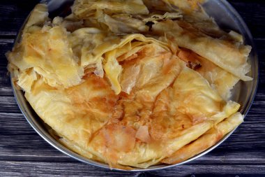 Mısırlı Feteer meshaltet, katmanlar üzerine katmanlar halinde hamur işi ve aralarında bir sürü ghee ya da tereyağı, ünlü Mısır hamur işi Mısır hamur tatlısı ve tereyağı tariflerinden biri,