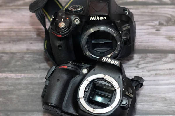 2023年5月18日 埃及开罗 Nikon Dslr摄影和视频数码相机 没有镜头 相机和技术设备的维护和维修概念 旧的Slr作物传感器相机 — 图库照片
