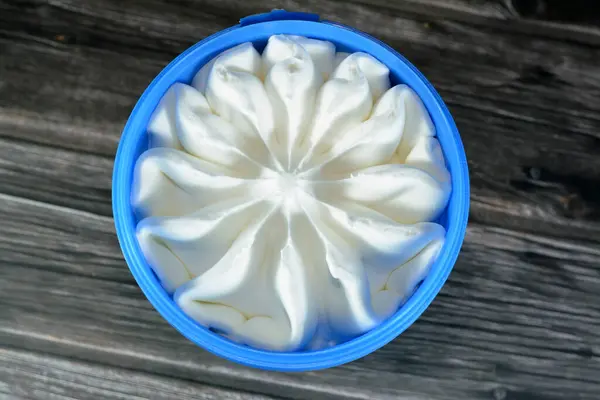 Παγωτό Βανίλια Λευκό Παγωμένο Πλαστικό Μπολ Που Απομονώνεται Ξύλινο Φόντο — Φωτογραφία Αρχείου