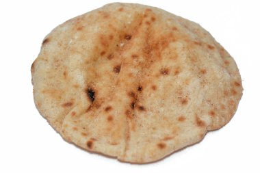 Buğday kepekli ve unlu geleneksel Mısır düz ekmeği, normal Aish Baladi veya son derece sıcak fırınlarda pişirilmiş Mısır ekmeği, buğday unu, maya, tuz ve su karışımının bir sonucudur.