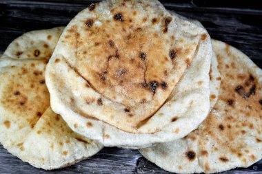 Buğday kepekli ve unlu geleneksel Mısır düz ekmeği, normal Aish Baladi veya son derece sıcak fırınlarda pişirilmiş Mısır ekmeği, buğday unu, maya, tuz ve su karışımının bir sonucudur.