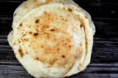 Buğday kepekli ve unlu geleneksel Mısır düz ekmeği, normal Aish Baladi veya son derece sıcak fırınlarda pişirilmiş Mısır ekmeği, buğday unu, maya, tuz ve su karışımının bir sonucudur.