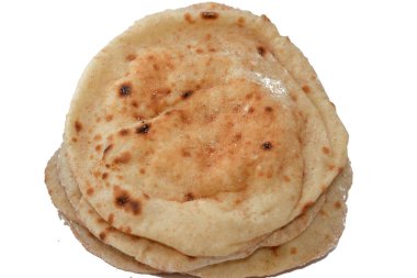 Buğday kepekli ve unlu geleneksel Mısır düz ekmeği, normal Aish Baladi veya son derece sıcak fırınlarda pişirilmiş Mısır ekmeği, buğday unu, maya, tuz ve su karışımının bir sonucudur.