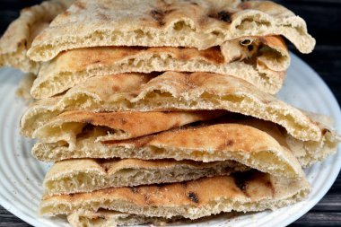 Buğday kepekli ve unlu geleneksel Mısır düz ekmeği, normal Aish Baladi veya son derece sıcak fırınlarda pişirilmiş Mısır ekmeği, buğday unu, maya, tuz ve su karışımının bir sonucudur.
