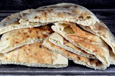 Buğday kepekli ve unlu geleneksel Mısır düz ekmeği, normal Aish Baladi veya son derece sıcak fırınlarda pişirilmiş Mısır ekmeği, buğday unu, maya, tuz ve su karışımının bir sonucudur.