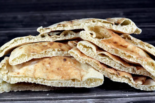 传统的埃及扁平面包 配以麦麸和面粉 普通的艾什 巴拉迪面包或埃及面包 是由面粉 盐和水混合制成的 — 图库照片