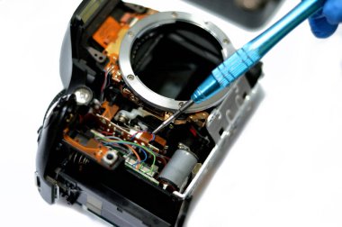 DSLR fotoğraf ve video dijital kamera gövdesi teknisyen veya mühendis, kamera ve teknoloji ekipmanı bakım ve onarım konsepti, eski SLR ekin sensörü ayna kamerası sabitlemesi
