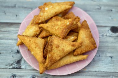Bir samosa Singara, içinde baharatlı patates, soğan, bezelye, et ya da balık gibi malzemeler bulunan tuzlu bir Güney Asya hamur işi Sambousek genellikle Ramazan ayında Orta Doğu 'da tüketilir.