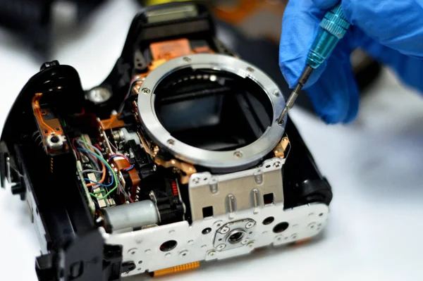 Dslr Fotografische Video Digitale Camera Body Interieur Reparatie Door Technicus — Stockfoto