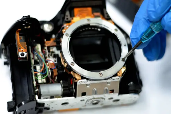 Dslr Fotografische Video Digitale Camera Body Interieur Reparatie Door Technicus — Stockfoto
