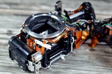 DSLR fotoğraf ve video dijital kamera gövdesi teknisyen veya mühendis, kamera ve teknoloji ekipmanı bakım ve onarım konsepti, eski SLR ekin sensörü ayna kamerası sabitlemesi