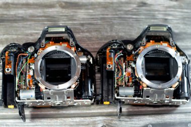 DSLR fotoğraf ve video dijital kamera gövdeleri teknisyen veya mühendis, kamera ve teknoloji ekipmanları bakım ve onarım konsepti, eski SLR ekin sensörü ayna kameraları fiksasyonu