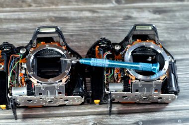 DSLR fotoğraf ve video dijital kamera gövdeleri teknisyen veya mühendis, kamera ve teknoloji ekipmanları bakım ve onarım konsepti, eski SLR ekin sensörü ayna kameraları fiksasyonu