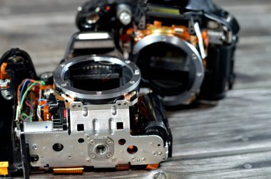 DSLR fotoğraf ve video dijital kamera gövdeleri teknisyen veya mühendis, kamera ve teknoloji ekipmanları bakım ve onarım konsepti, eski SLR ekin sensörü ayna kameraları fiksasyonu