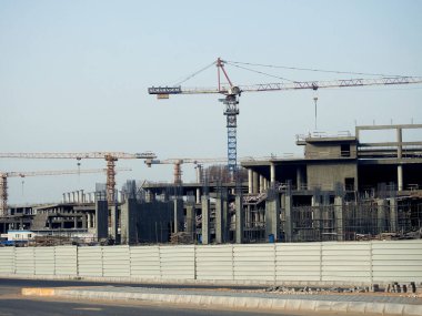 Kahire, Mısır, 20 Mayıs 2023: Vinçlerle, AlMarasem grubuyla, Uluslararası Kalkınma ve İnşaat Hizmetleri için Al Marasem International adlı yeni binaların inşaatı